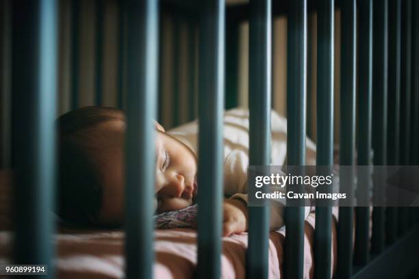 how to get baby to sleep in crib